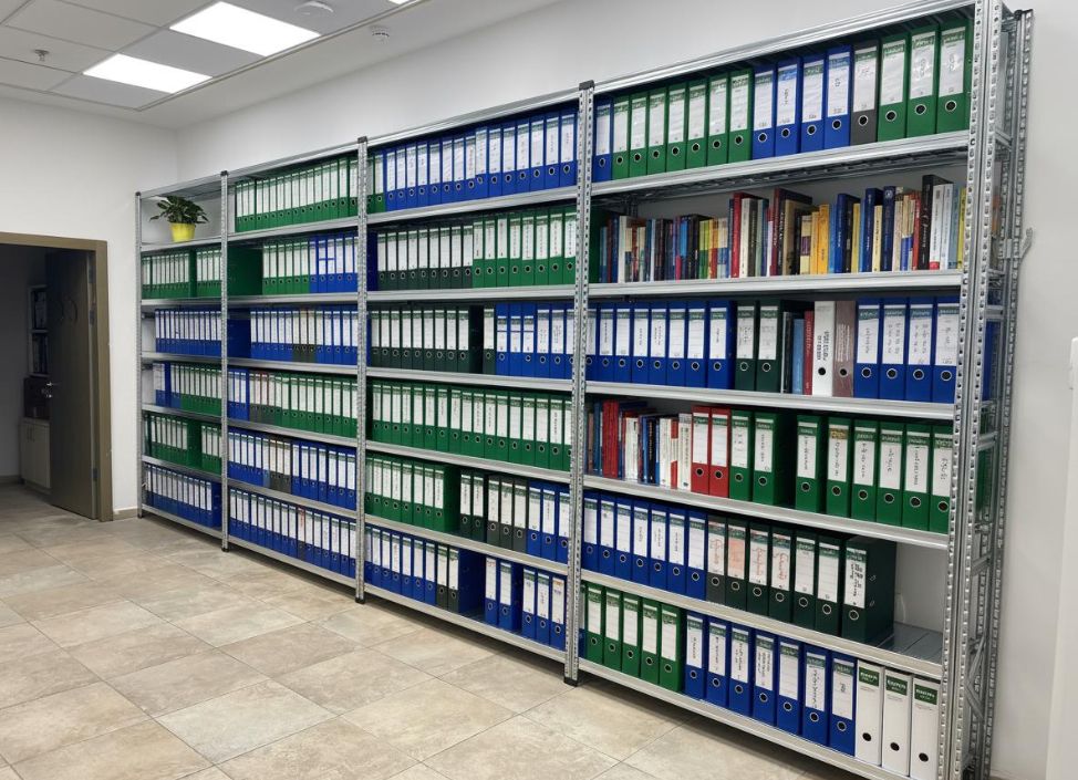 מדפים לקלסרים במשרד